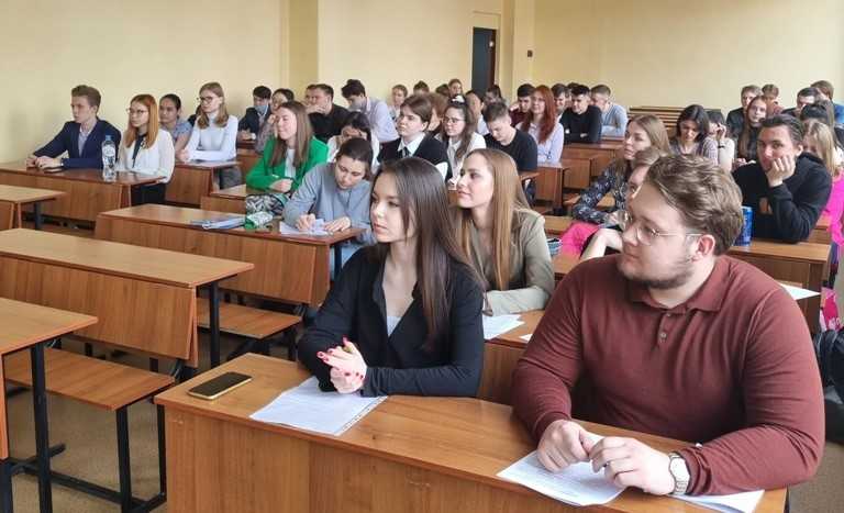 Мгюа оренбург. Фото преподаватель вуза. Кафедра в университете. Преподаватели кафедры Исэ МГЮА. Оренбургской филиал МГЮА внутри.